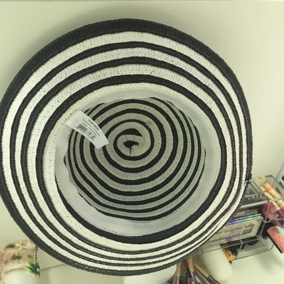 Black and white straw hat - Picture 2 of 2